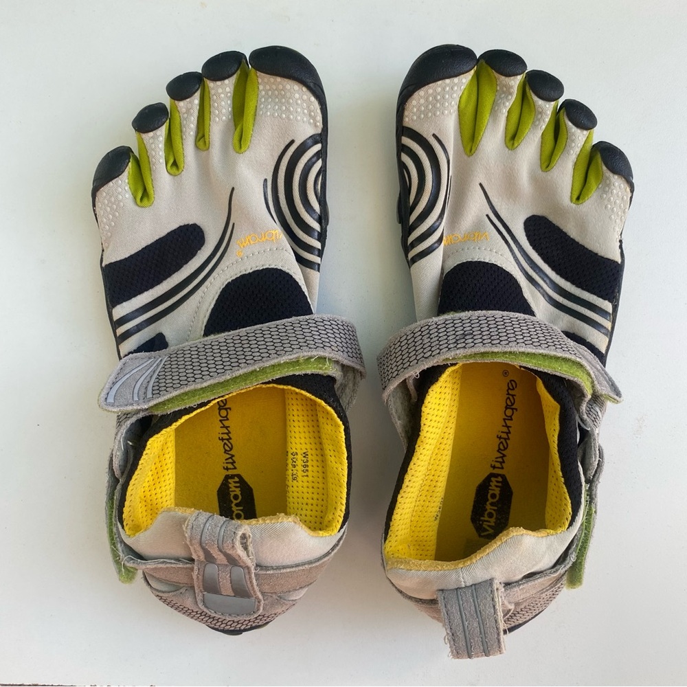 Vibram Five Fingers Barefoot W3651 Size 39
Women's Pair Of Shoes